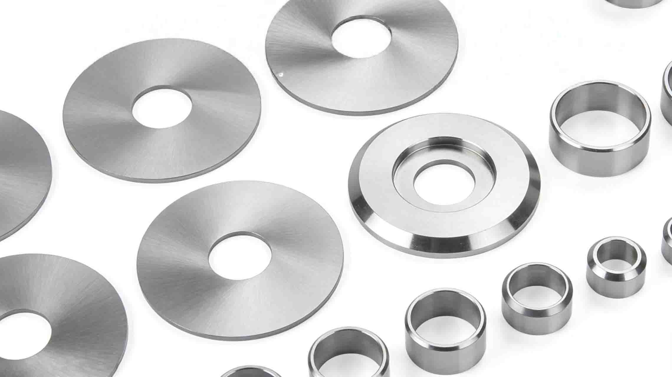 Wie lassen sich Bahnspannungsprobleme beheben, die durch eine falsche Positionierung des Schneidmessers verursacht werden?